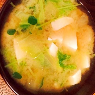 白菜と豆苗と豆腐の味噌汁